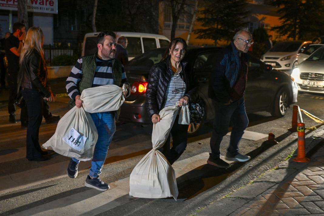 Sayım yapılan oylar güvenlik önlemleri altında ilçe seçim kurullarına götürüldü 12